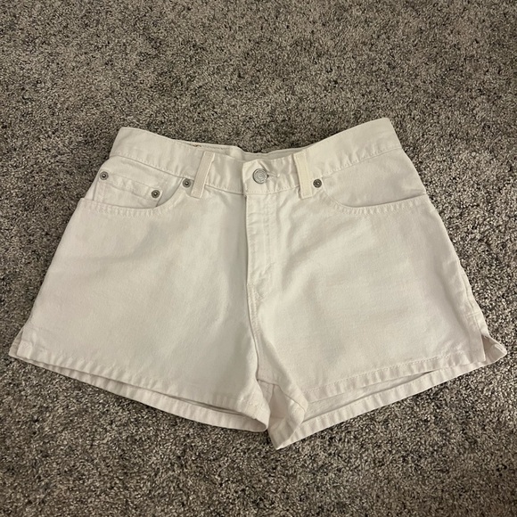 Vintage 90’s White Levi’s Shorts!!
100% Cotton
Excellent condition - Picture 2 of 4